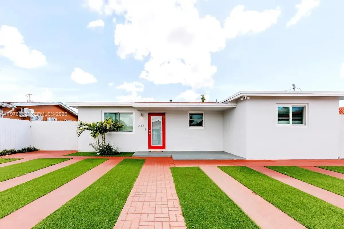 Foto de propiedad en 1647 NW 29th Avenue, Miami, FL 33125 Miami con MLS# 
