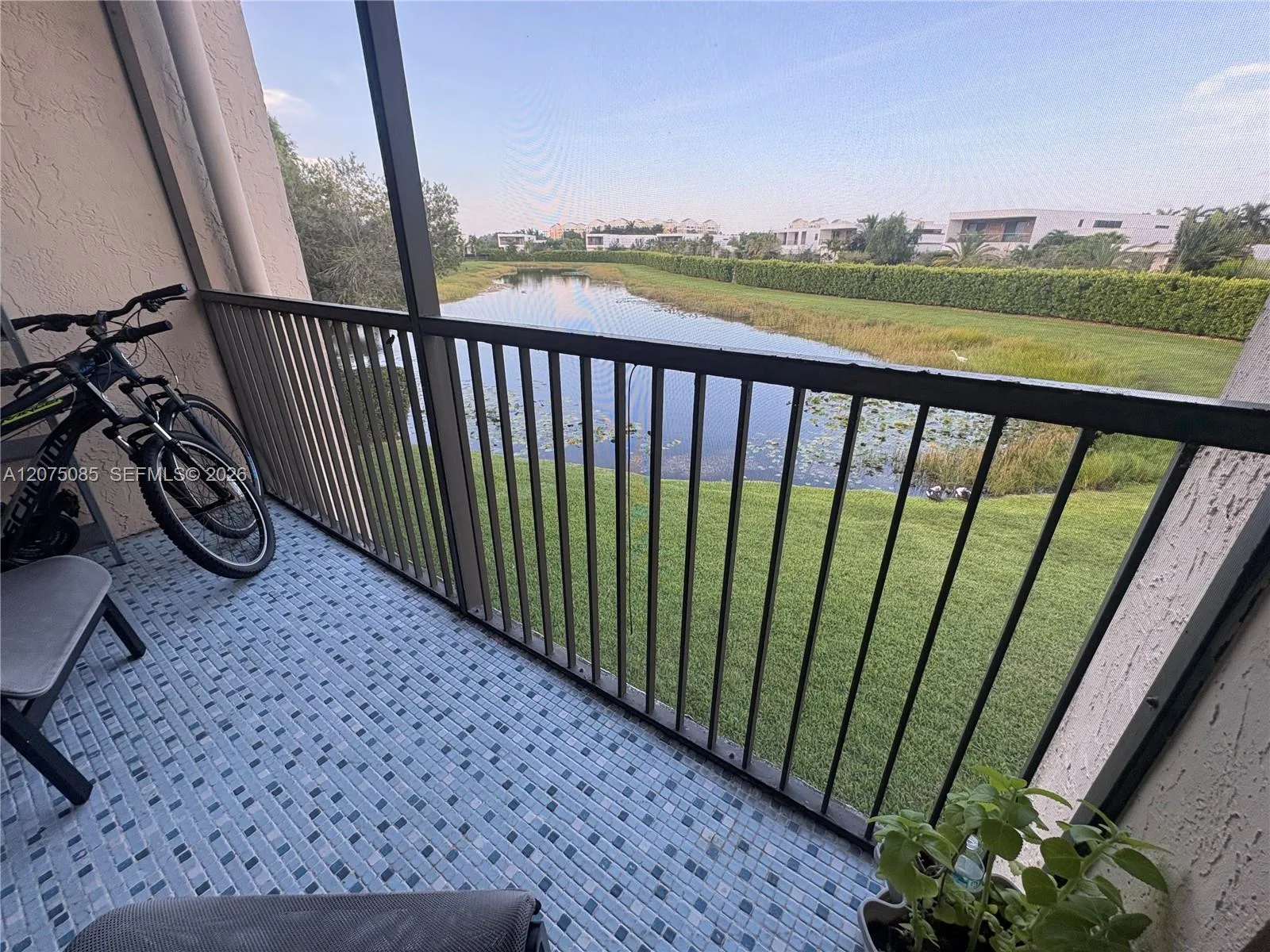 Foto de propiedad en 16471 Blatt Boulevard 203, Weston, FL 33326 Weston con MLS# 