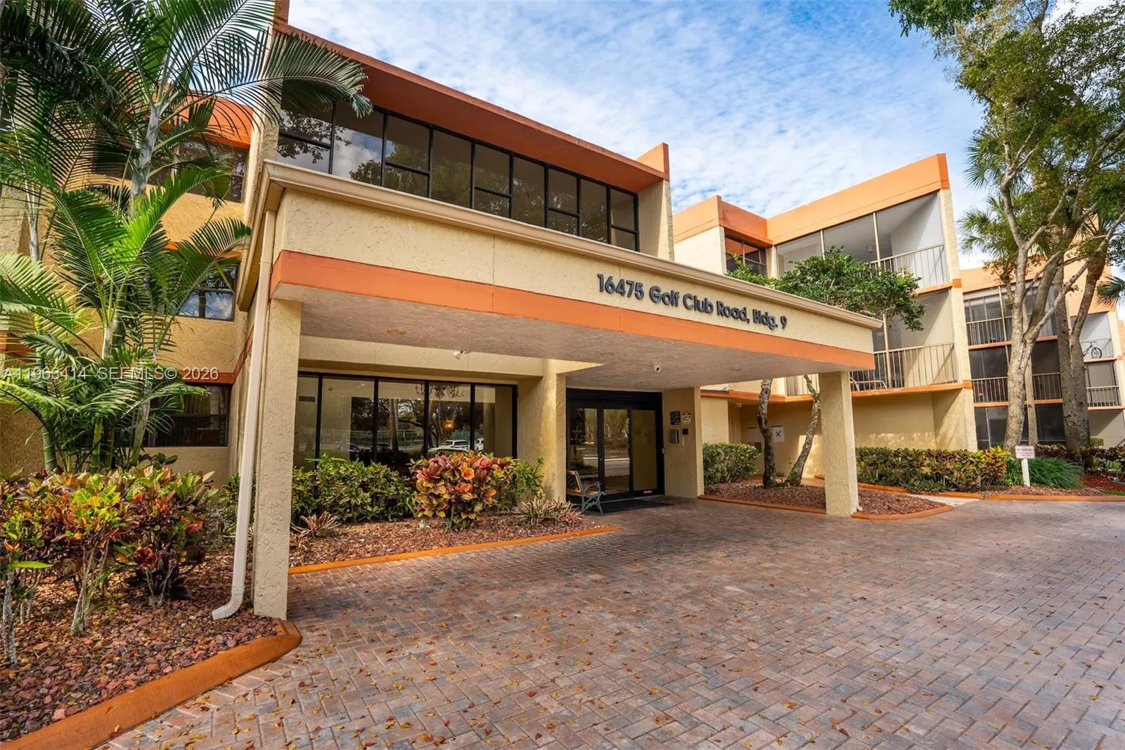 Foto de propiedad en 16475 Golf Club Road 307, Weston, FL 33326 Weston con MLS# 