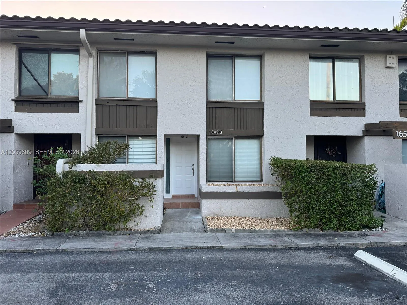 Foto de propiedad en 16498 NE 26th Avenue 12, North Miami Beach, FL 33160 North Miami Beach con MLS# 