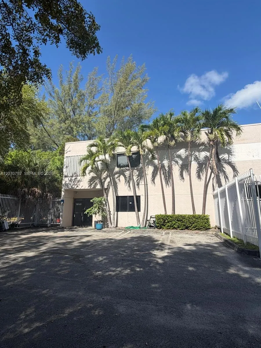 Foto de propiedad en 1650 NW 95th Avenue, Doral, FL 33172 Doral con MLS# 