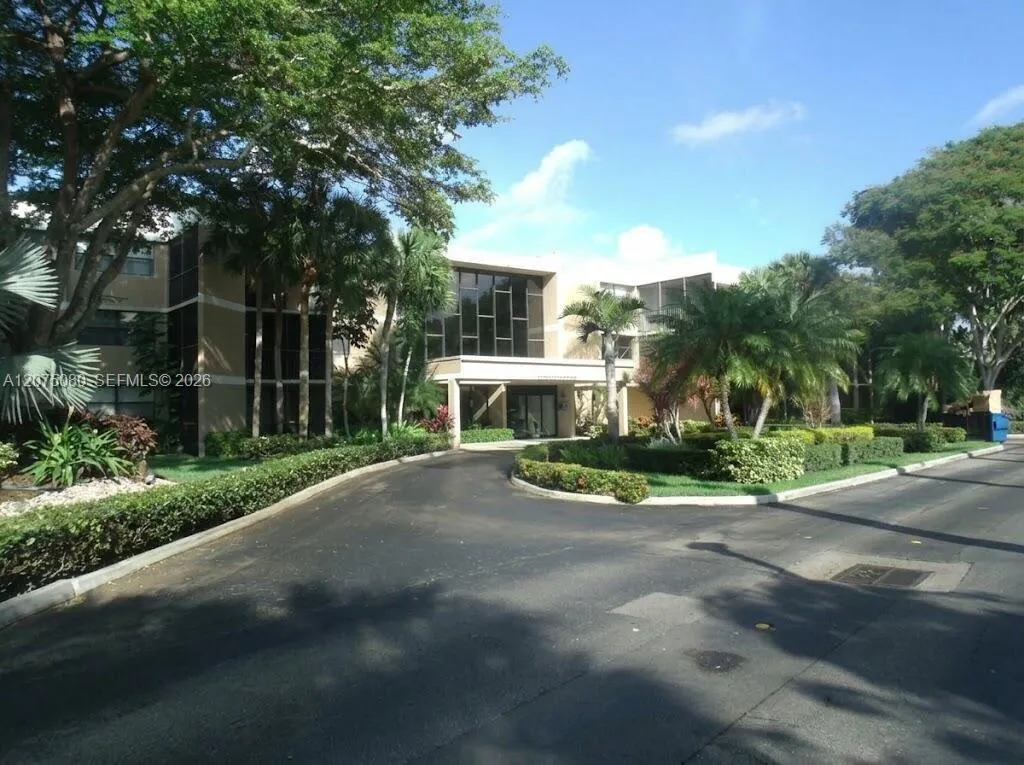 Foto de propiedad en 16500 Golf Club Road 104, Weston, FL 33326 Weston con MLS# 