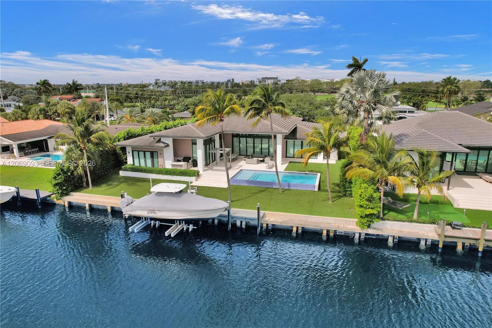 Foto de propiedad en 1651 Diplomat Parkway, Hallandale Beach, FL 33009 Hallandale Beach con MLS# 