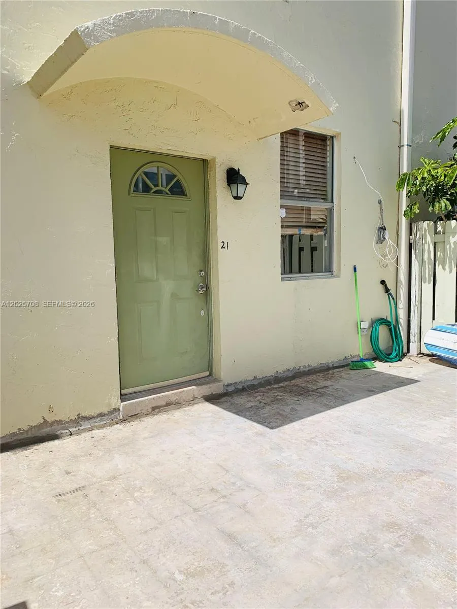 Foto de propiedad en 1651 NE 115th Street 21C, Miami, FL 33181 Miami con MLS# 