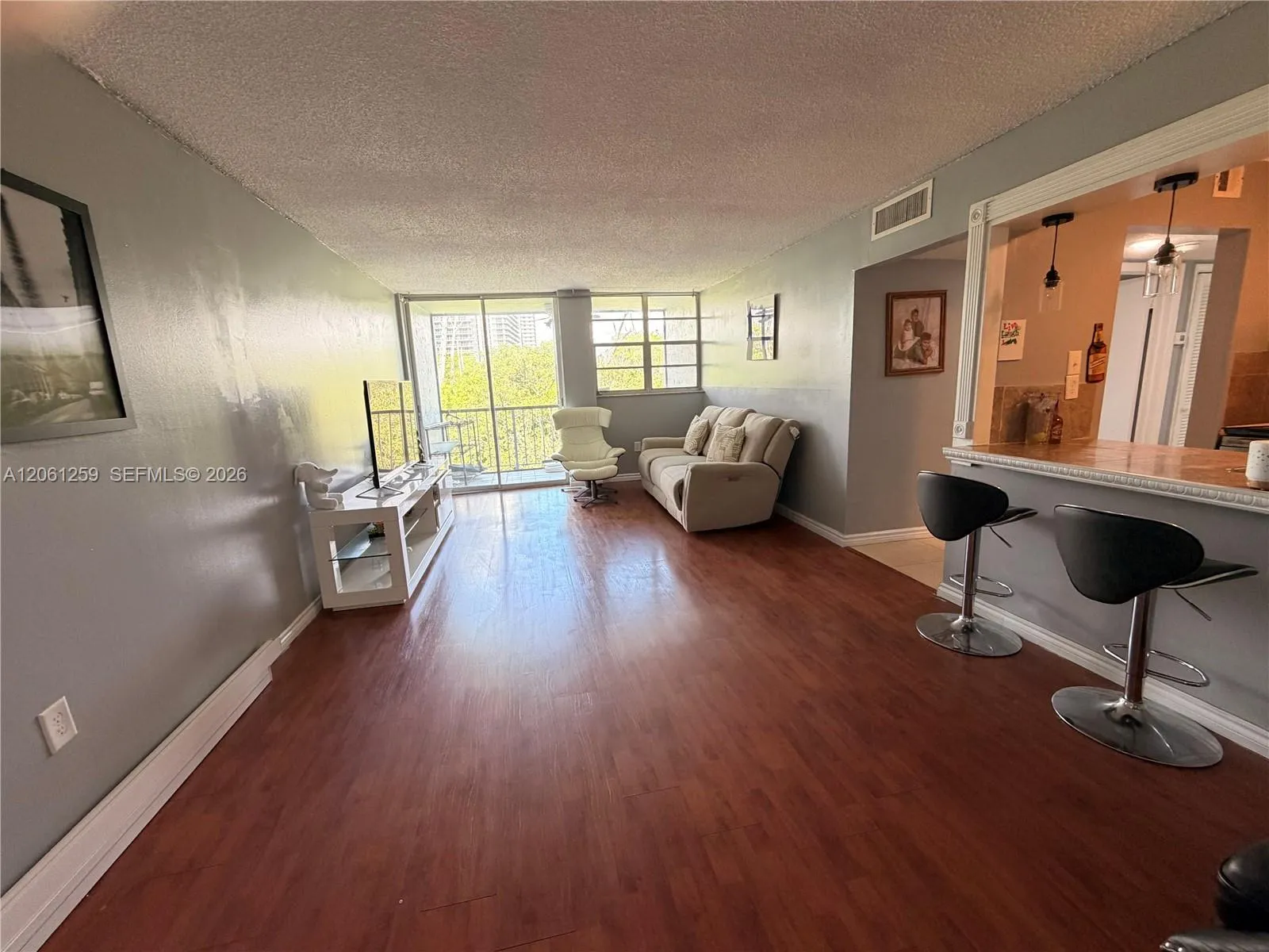 Foto de propiedad en 16518 NE 26th Avenue 403, North Miami Beach, FL 33160 North Miami Beach con MLS# 