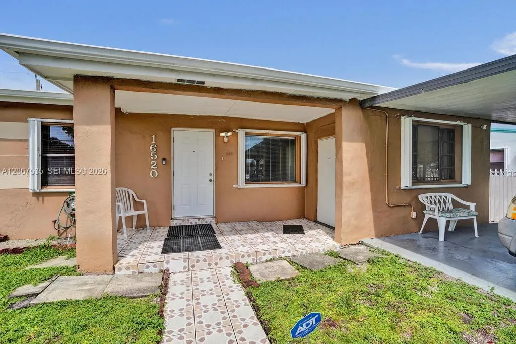 Foto de propiedad en 16520 NW 18th Avenue, Miami Gardens, FL 33054 Miami Gardens con MLS# 