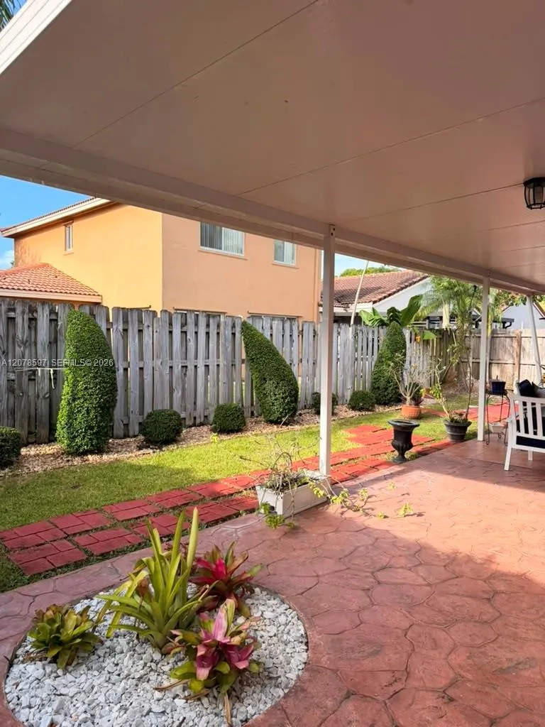 Foto de propiedad en 16529 SW 98th Terrace, Miami, FL 33196 Miami con MLS# 