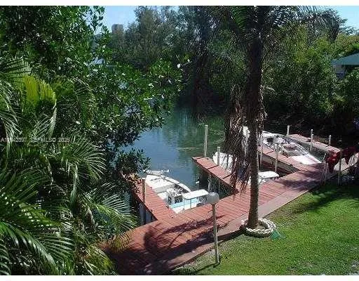 Foto de propiedad en 16531 NE 35th Avenue 201, North Miami Beach, FL 33160 North Miami Beach con MLS# 