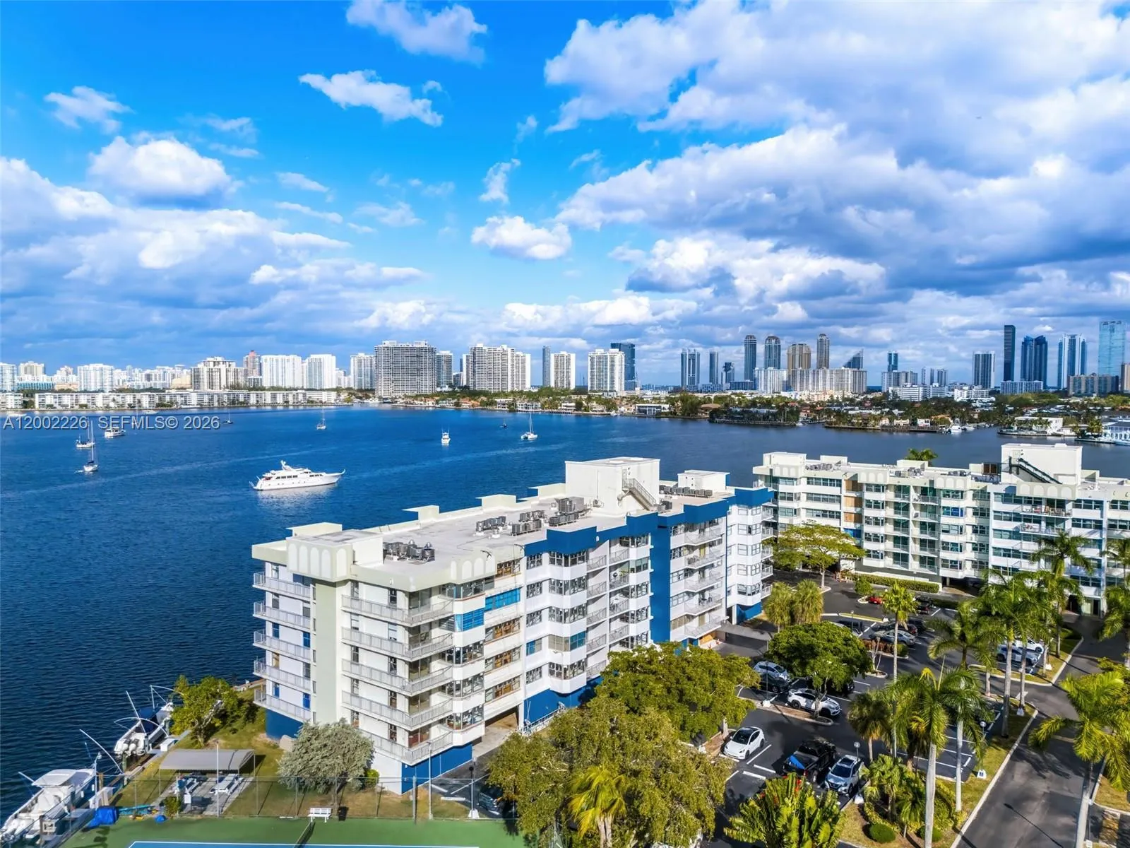 Foto de propiedad en 16546 NE 26th Avenue 3J, North Miami Beach, FL 33160 North Miami Beach con MLS# 