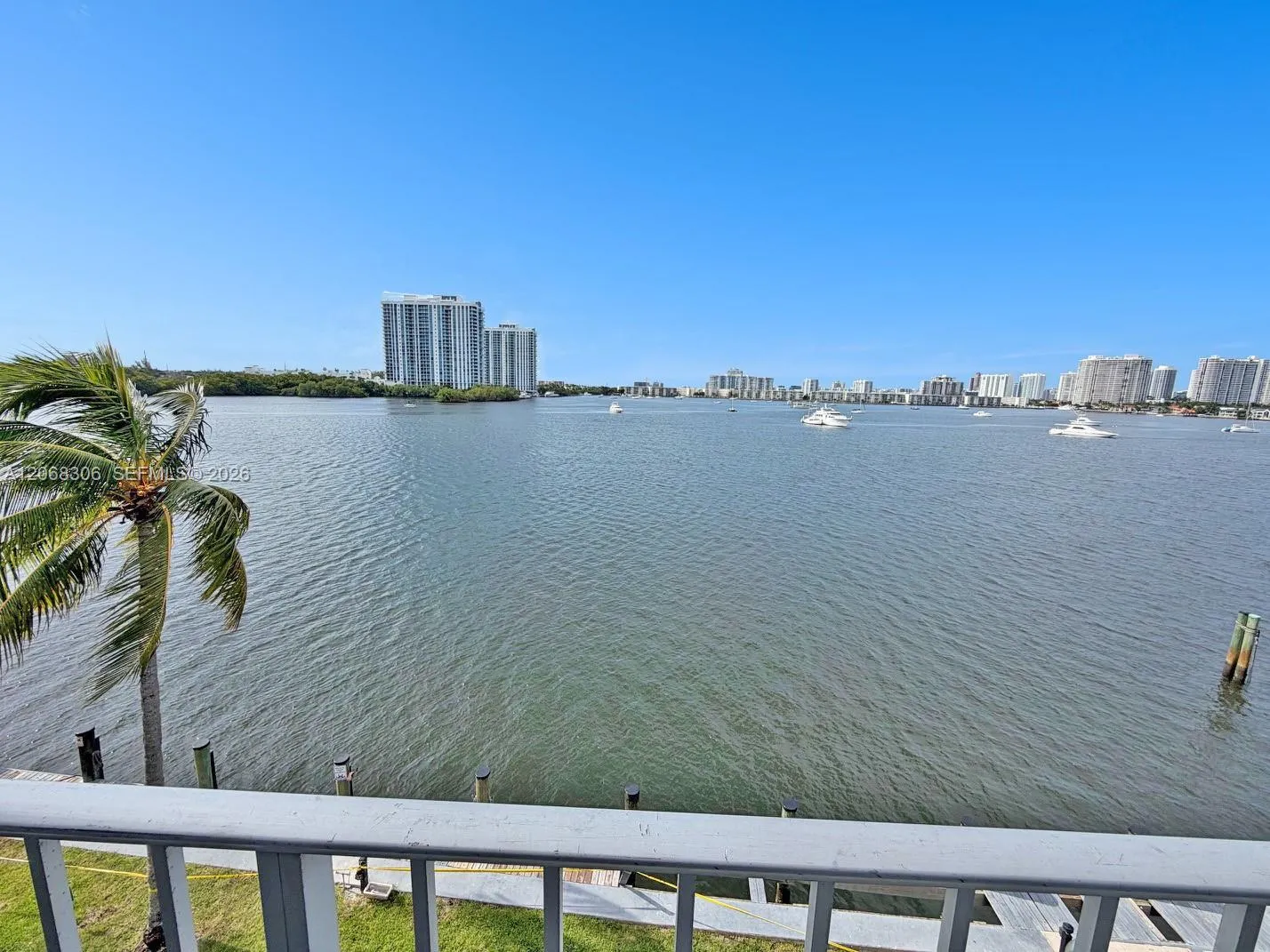 Foto de propiedad en 16546 NE 26th Avenue 4B, North Miami Beach, FL 33160 North Miami Beach con MLS# 