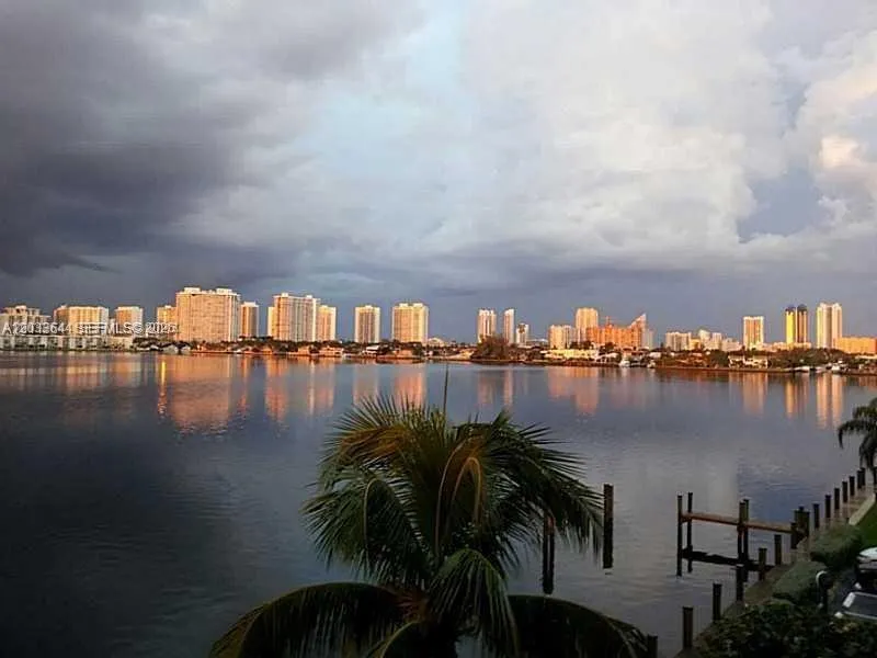 Foto de propiedad en 16546 NE 26th Avenue 4C, North Miami Beach, FL 33160 North Miami Beach con MLS# 