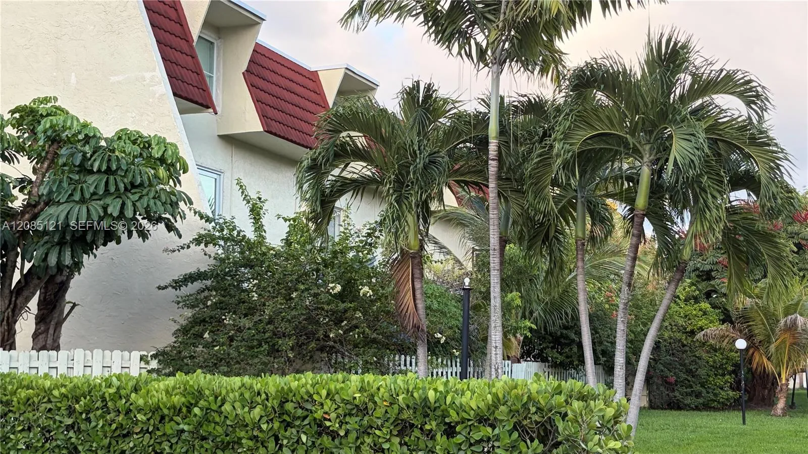 Foto de propiedad en 1655 NE 115th Street 12B, Miami, FL 33181 Miami con MLS# 