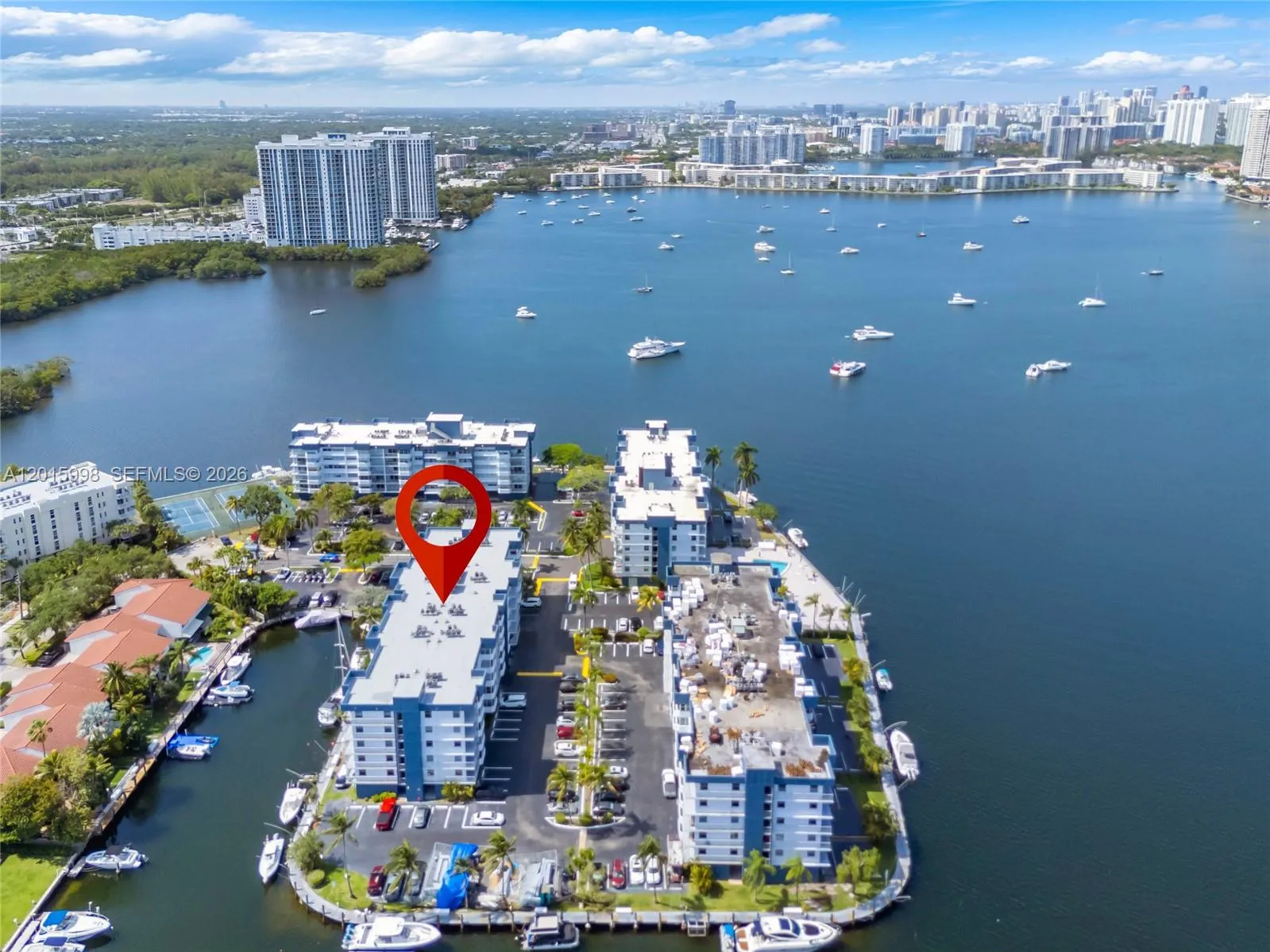 Foto de propiedad en 16565 NE 26th Avenue 2B, North Miami Beach, FL 33160 North Miami Beach con MLS# 