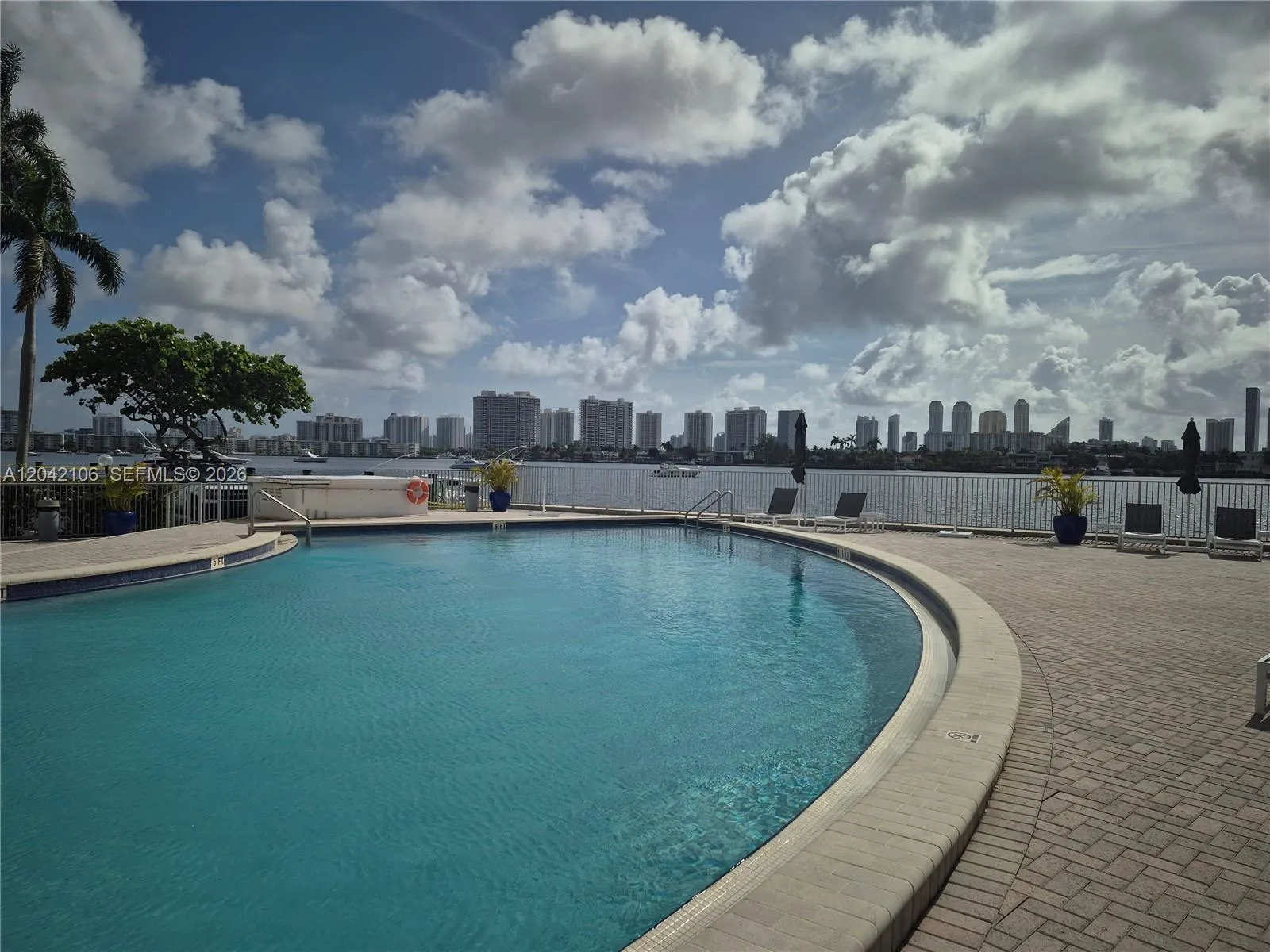 Foto de propiedad en 16565 NE 26th Avenue 2E, North Miami Beach, FL 33160 North Miami Beach con MLS# 