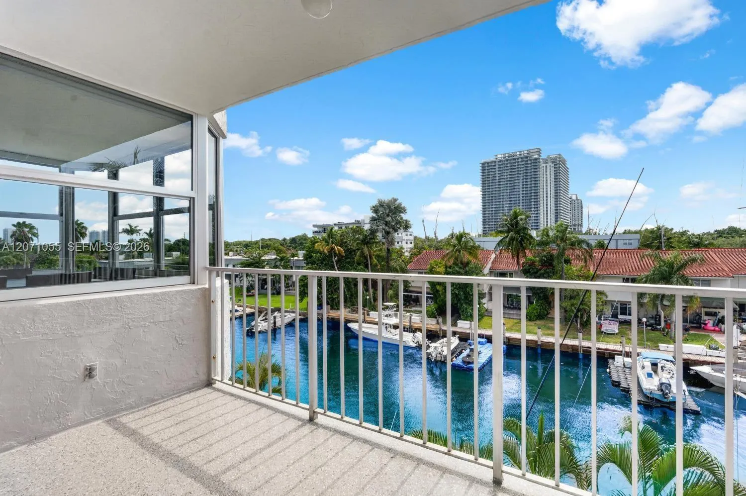 Foto de propiedad en 16565 NE 26th Avenue 4E, North Miami Beach, FL 33160 North Miami Beach con MLS# 