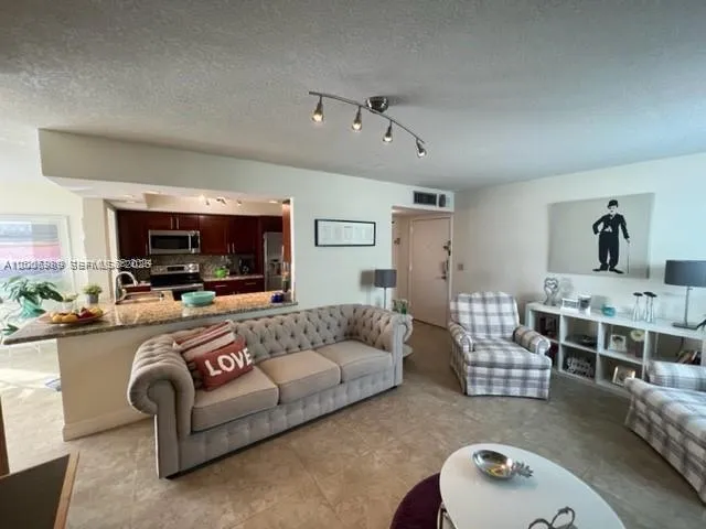 Foto de propiedad en 16570 NE 26th Avenue 4A, North Miami Beach, FL 33160 North Miami Beach con MLS# 