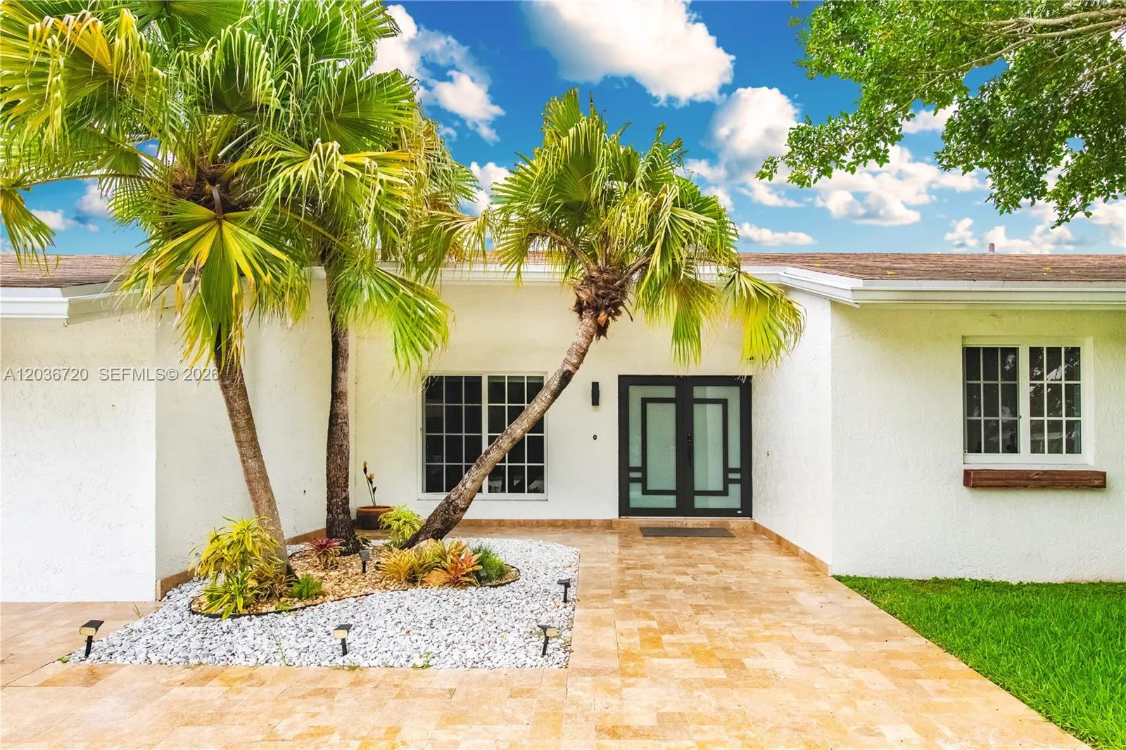 Foto de propiedad en 16571 Lake Tree Drive, Weston, FL 33326 Weston con MLS# 