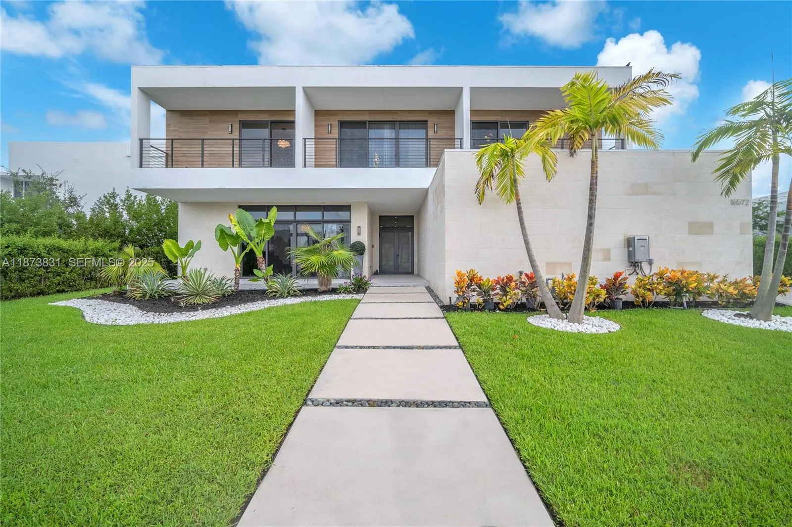 Foto de propiedad en 16572 S Botaniko Drive S, Weston, FL 33326 Weston con MLS# 