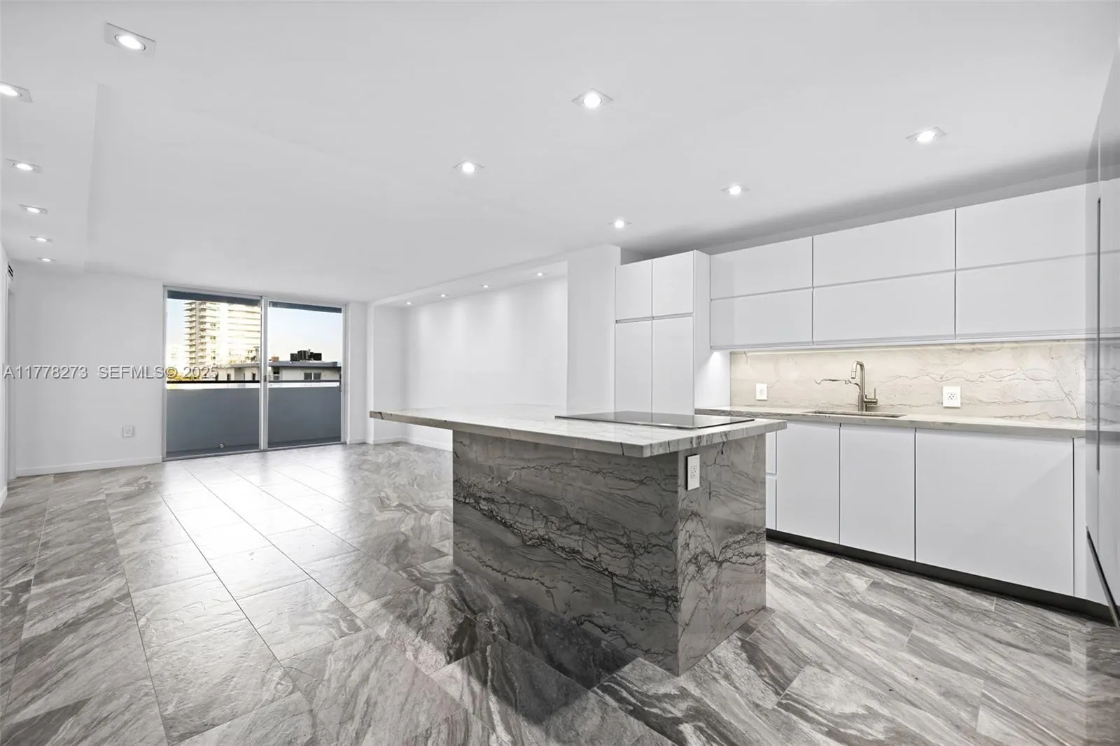 Foto de propiedad en 1658 Bay Road 504, Miami Beach, FL 33139 Miami Beach con MLS# 