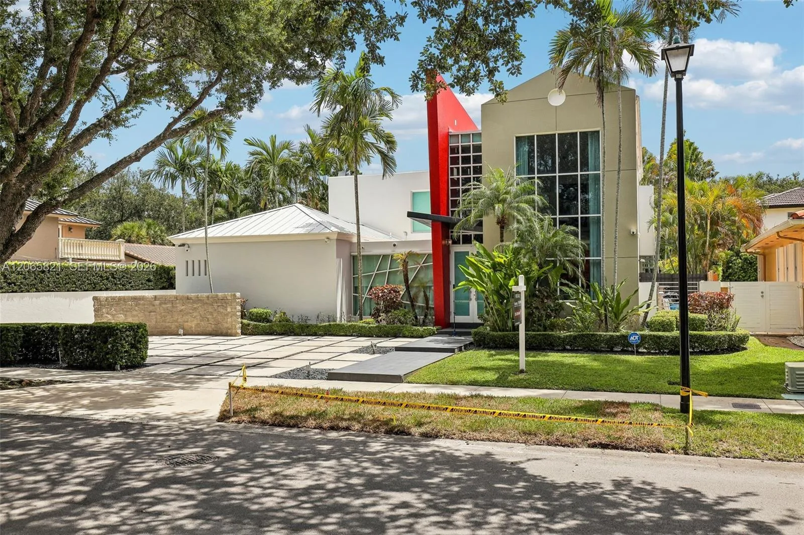 Foto de propiedad en 16581 NW 84th Avenue, Miami Lakes, FL 33016 Miami Lakes con MLS# 