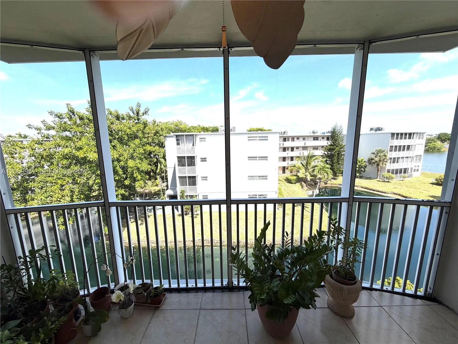 Foto de propiedad en 1660 NE 191st Street 406-1, Miami, FL 33179 Miami con MLS#