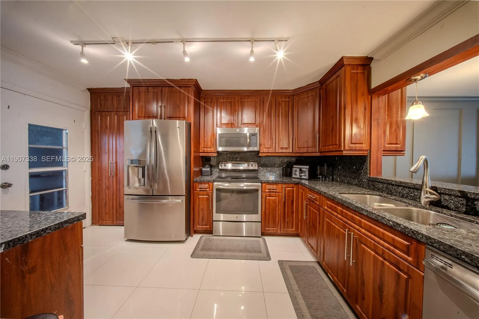 Foto de propiedad en 1660 NE 191st Street 410-1, Miami, FL 33179 Miami con MLS# 