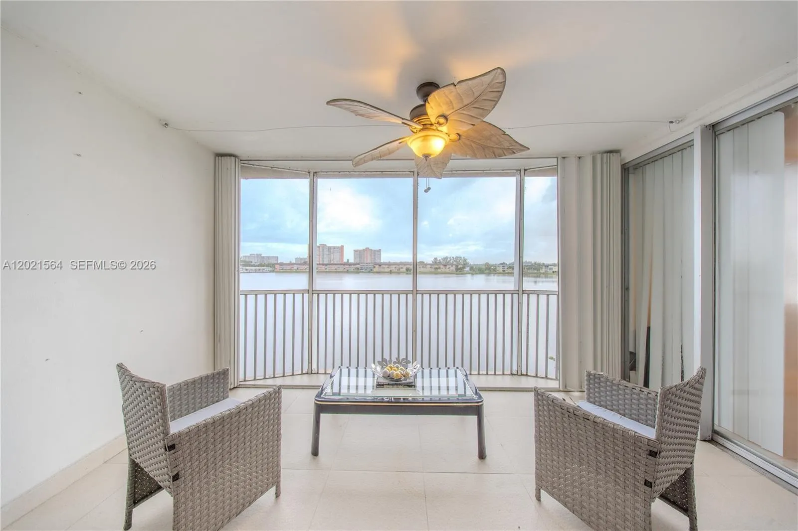 Foto de propiedad en 1660 NE 191st Street 410-1, Miami, FL 33179 Miami con MLS# 