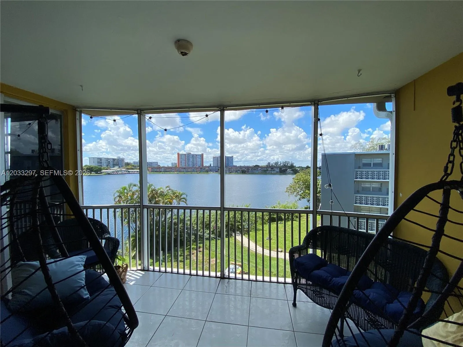 Foto de propiedad en 1660 NE 191st Street 413-1, Miami, FL 33179 Miami con MLS#