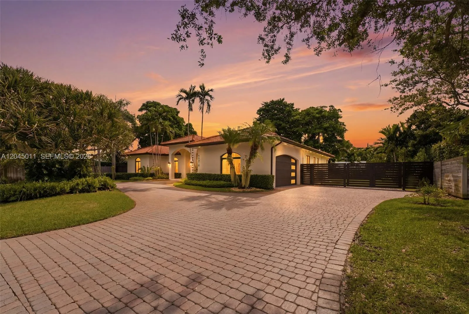 Foto de propiedad en 16615 SW 82nd Court, Palmetto Bay, FL 33157 Palmetto Bay con MLS# 