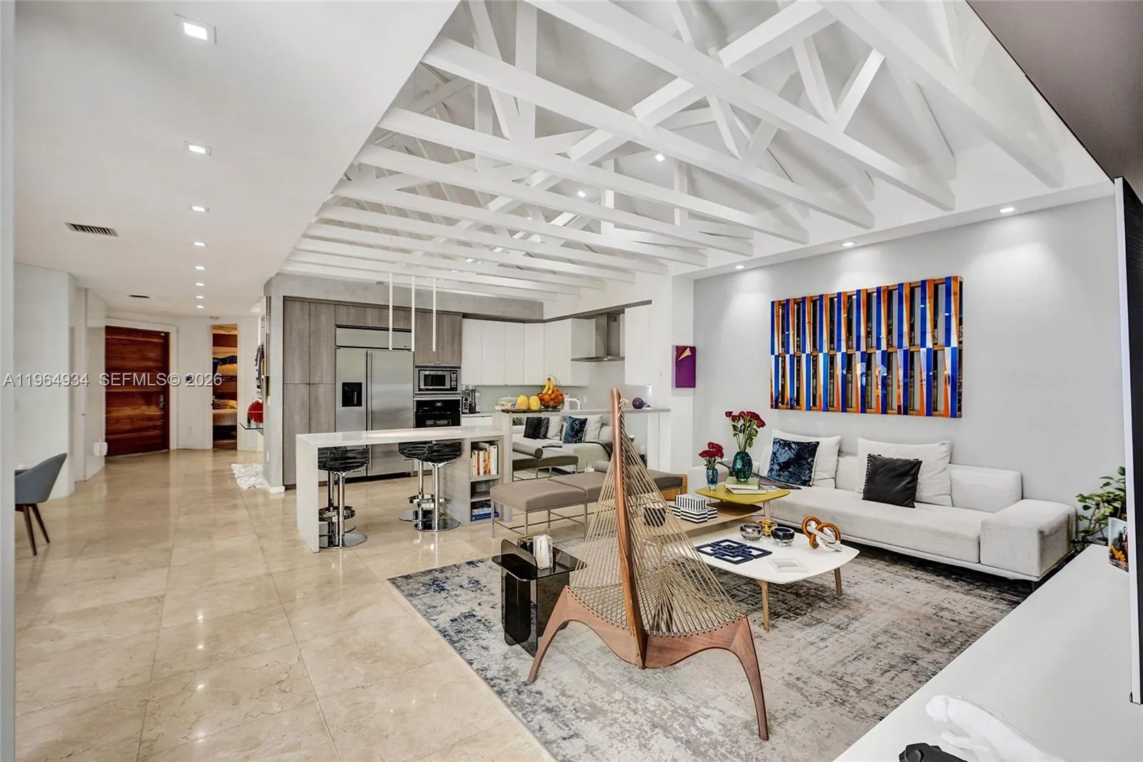 Foto de propiedad en 1662 Diplomat Drive, Miami, FL 33179 Miami con MLS# 