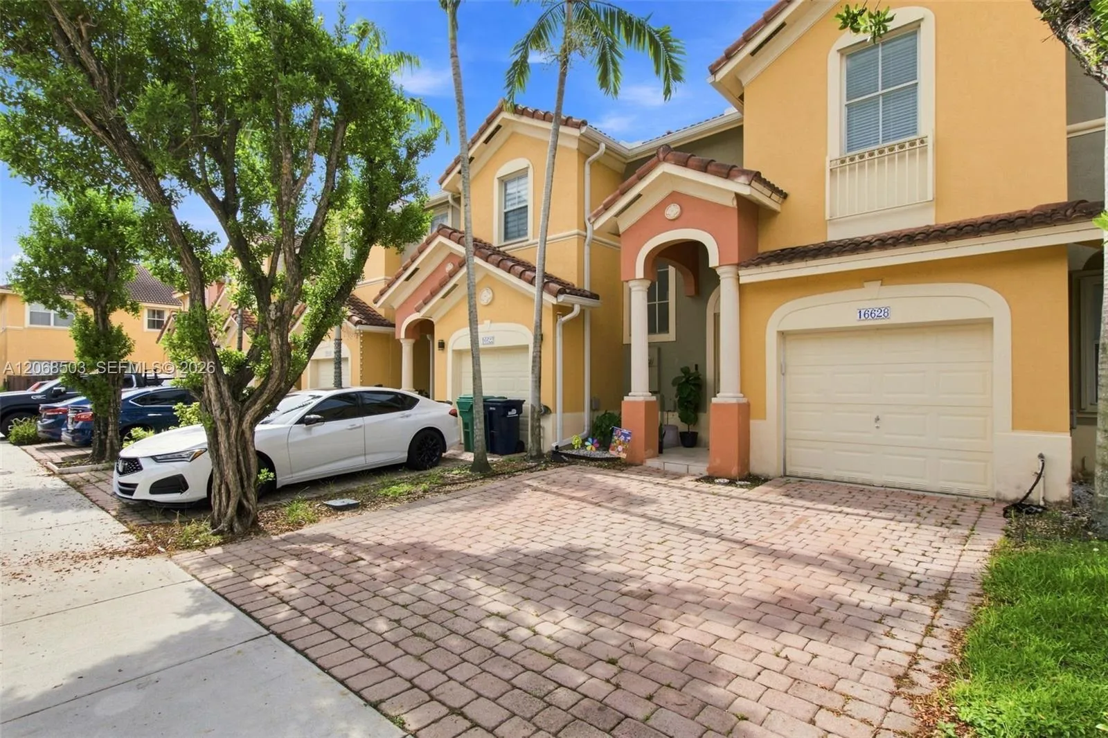 Foto de propiedad en 16628 SW 79th Terrace, Miami, FL 33193 Miami con MLS# 