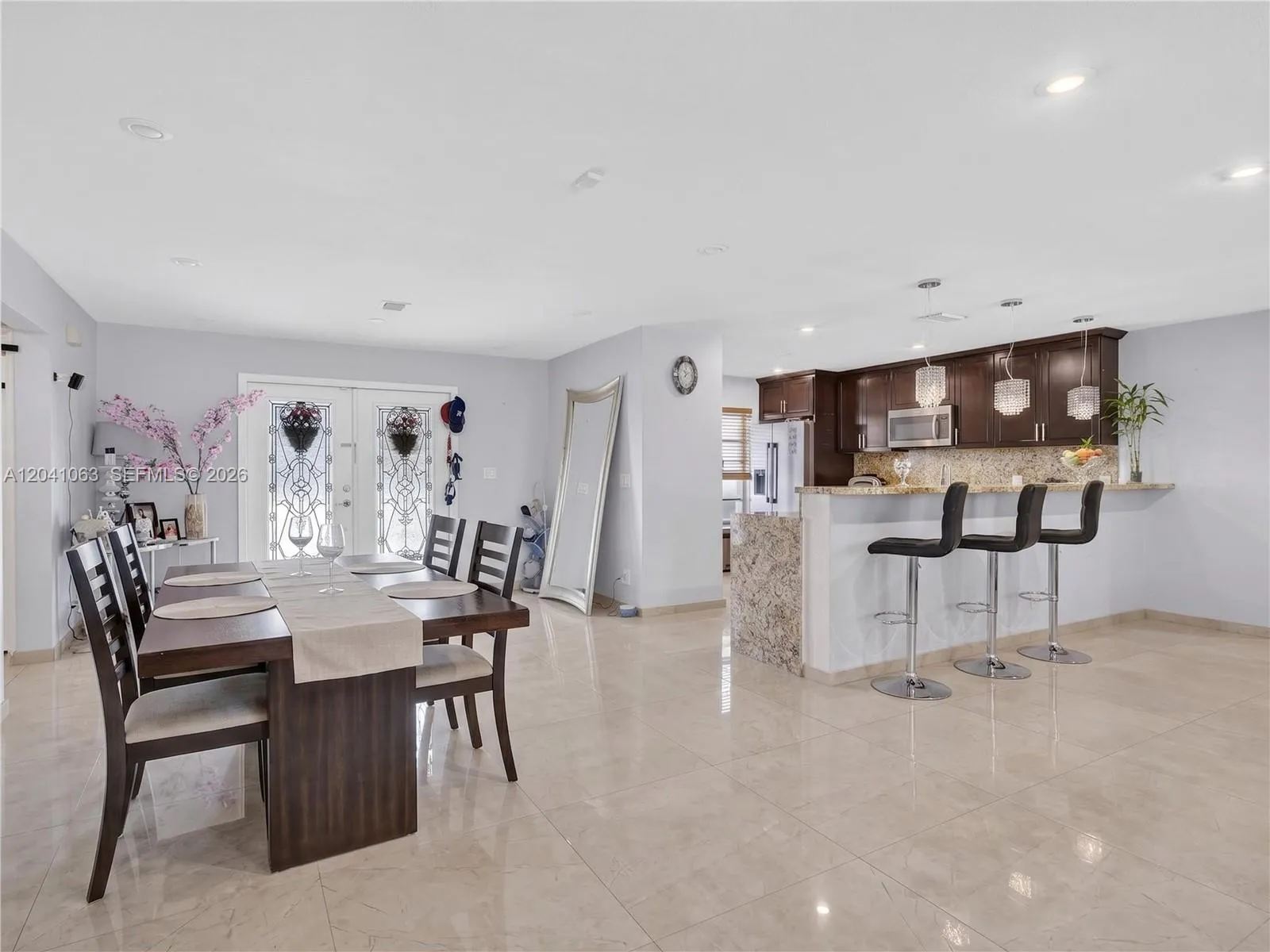 Foto de propiedad en 16641 Royal Poinciana Drive, Weston, FL 33326 Weston con MLS# 