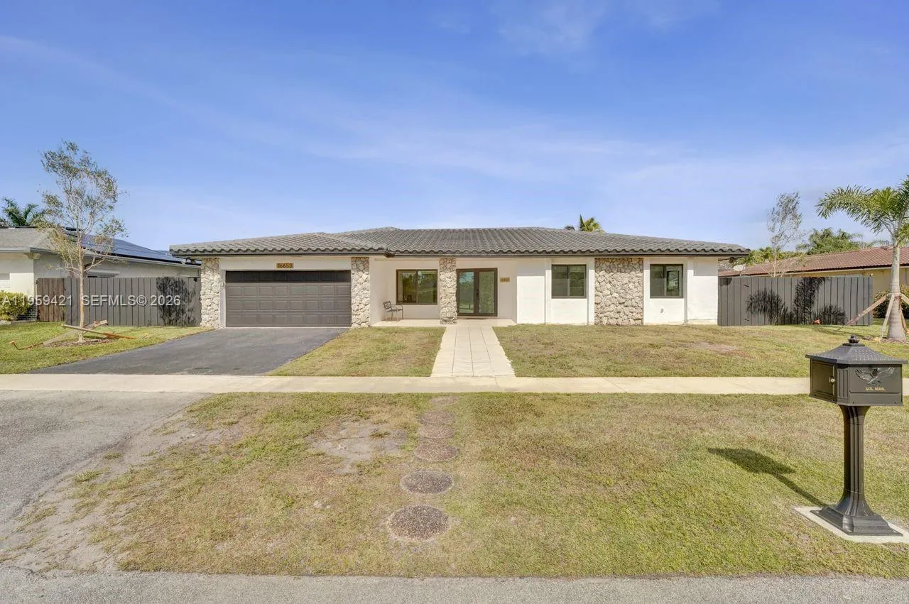 Foto de propiedad en 16653 Golfview Drive, Weston, FL 33326 Weston con MLS# 