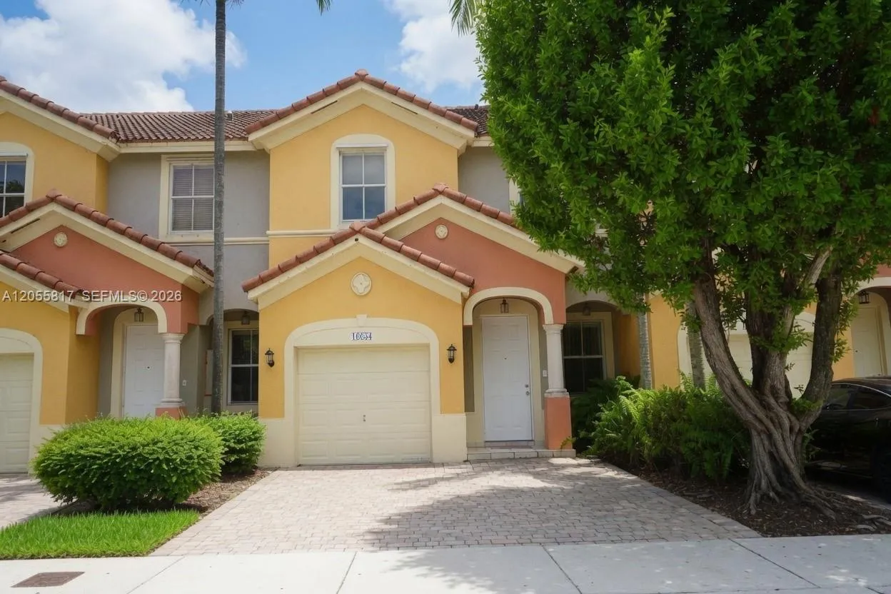 Foto de propiedad en 16654 SW 83rd Lane, Miami, FL 33193 Miami con MLS# 