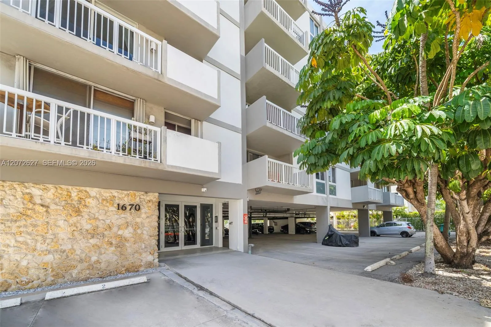 Foto de propiedad en 1670 Bay Road 4B, Miami Beach, FL 33139 Miami Beach con MLS# 