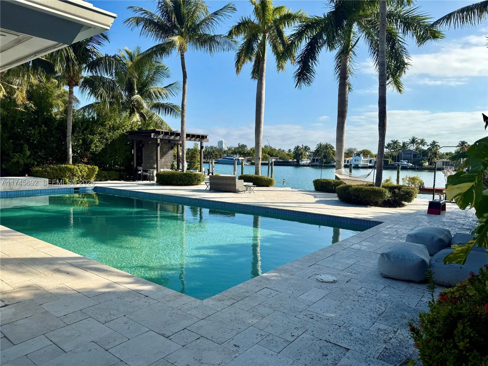 Foto de propiedad en 1670 Daytonia Road, Miami Beach, FL 33141 Miami Beach con MLS# 