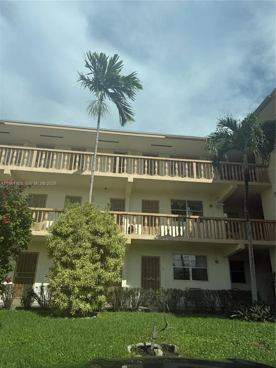 Foto de propiedad en 16701 NE 13th Avenue 214, North Miami Beach, FL 33162 North Miami Beach con MLS# 