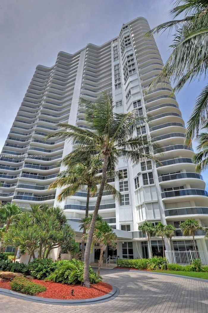 Foto de propiedad en 16711 Collins Avenue 602, Sunny Isles Beach, FL 33160 Sunny Isles Beach con MLS# 