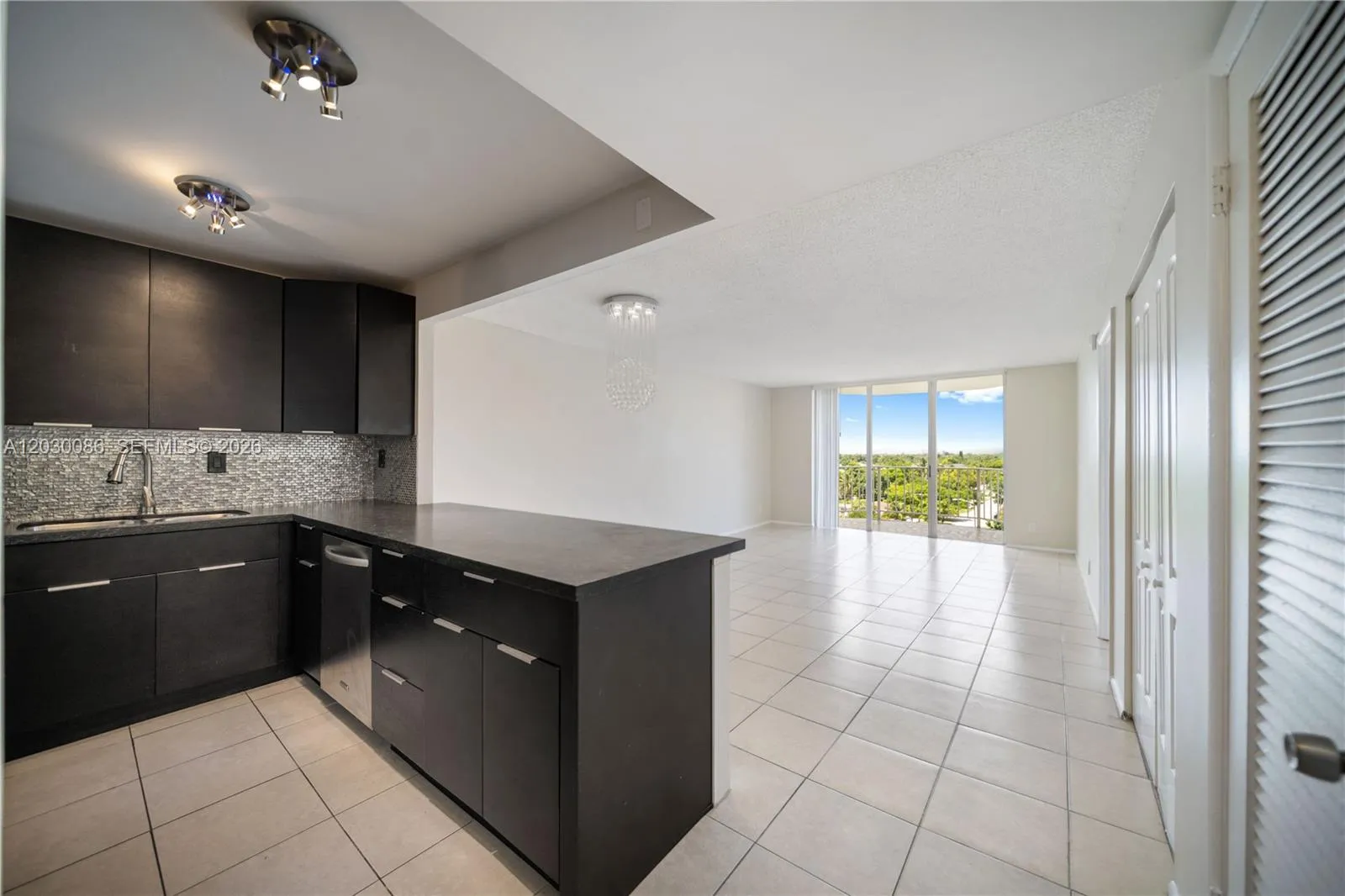 Foto de propiedad en 16740 NE 9th Avenue 609, North Miami Beach, FL 33162 North Miami Beach con MLS# 