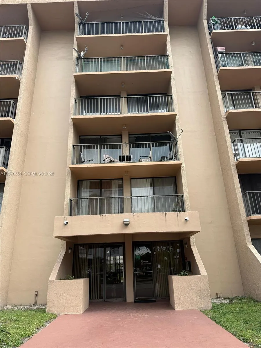 Foto de propiedad en 16751 NE 9th Avenue 211, North Miami Beach, FL 33162 North Miami Beach con MLS# 