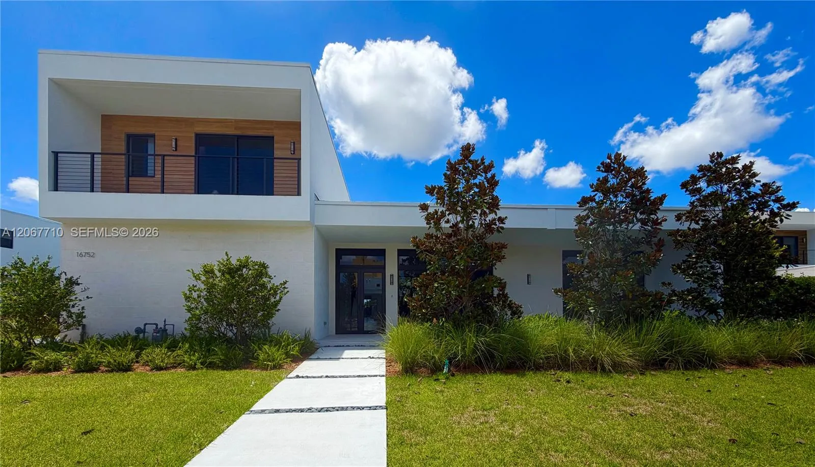 Foto de propiedad en 16752 S Botaniko Drive S, Weston, FL 33326 Weston con MLS# 