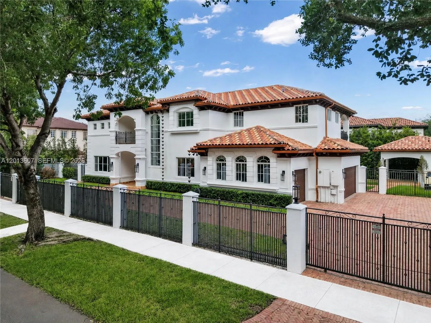 Foto de propiedad en 16763 NW 77th Path, Miami Lakes, FL 33016 Miami Lakes con MLS# 