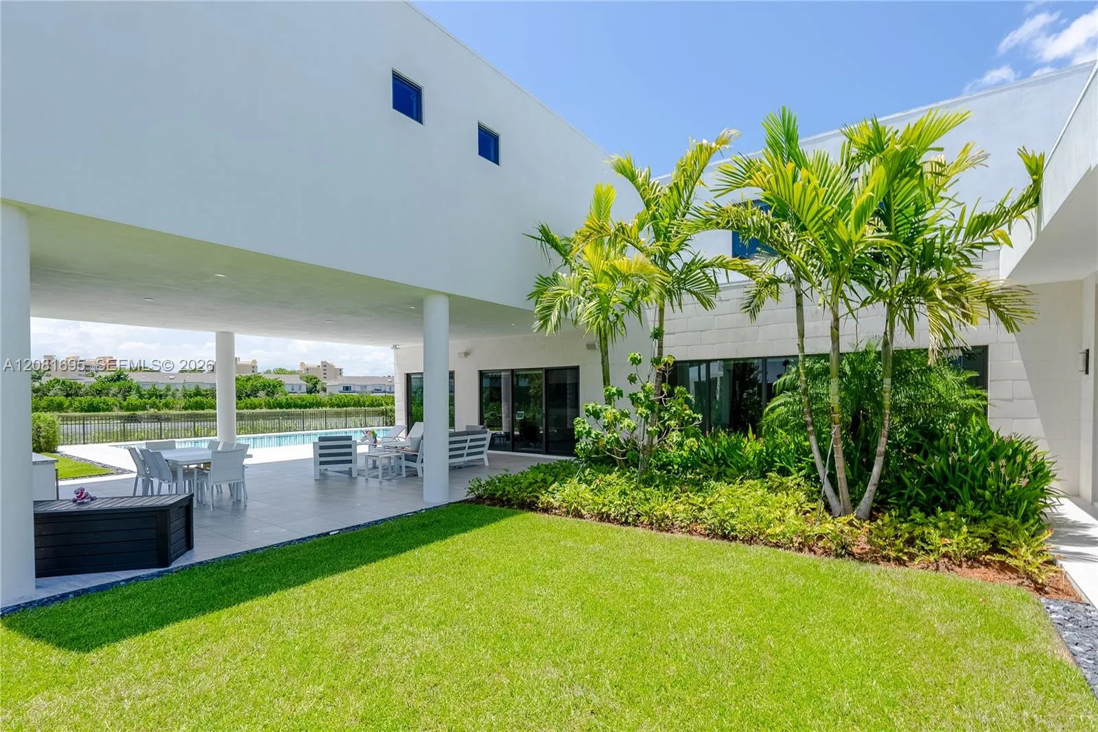 Foto de propiedad en 16766 Natures Way, Weston, FL 33326 Weston con MLS# 