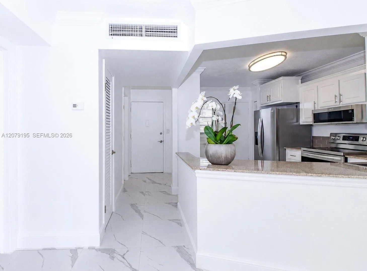 Foto de propiedad en 1680 NE 191st Street 305-2, Miami, FL 33179 Miami con MLS#