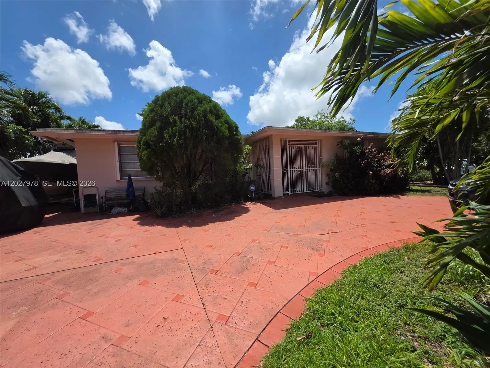 Foto de propiedad en 16825 NW 74th Avenue, Hialeah, FL 33015 Hialeah con MLS# 
