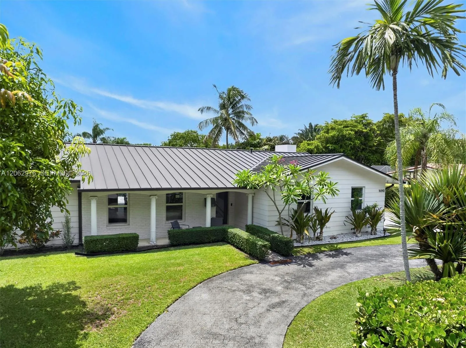 Foto de propiedad en 16840 SW 87th Avenue, Palmetto Bay, FL 33157 Palmetto Bay con MLS# 