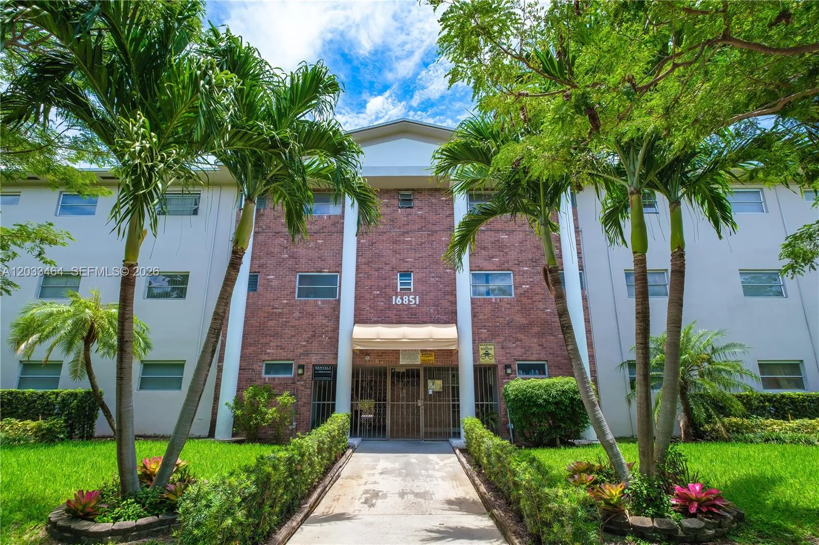 Foto de propiedad en 16851 NE 18th Avenue 106, North Miami Beach, FL 33162 North Miami Beach con MLS# 