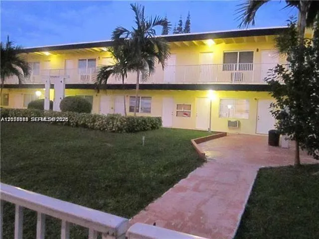 Foto de propiedad en 16851 NE 21st Avenue 7, North Miami Beach, FL 33162 North Miami Beach con MLS# 