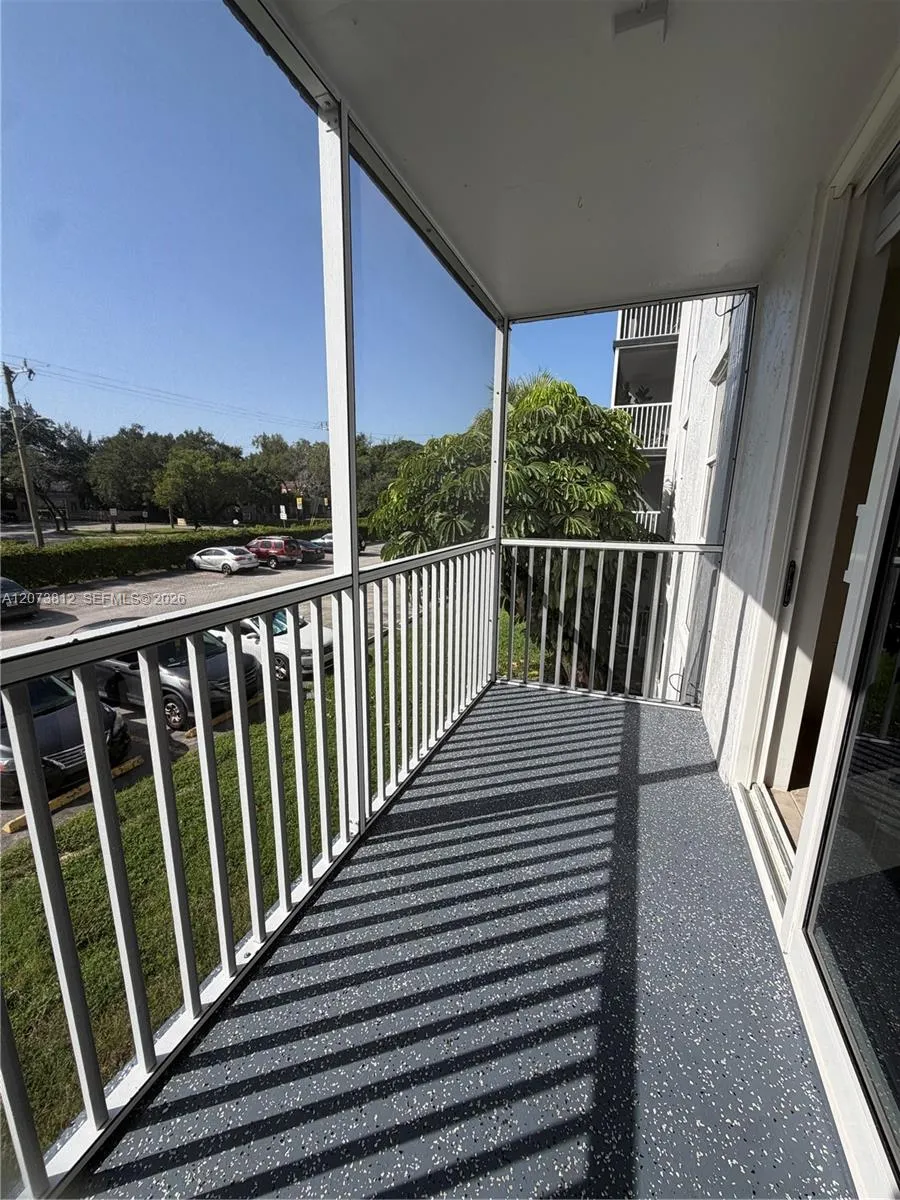 Foto de propiedad en 16851 NE 23rd Avenue B214, North Miami Beach, FL 33160 North Miami Beach con MLS# 