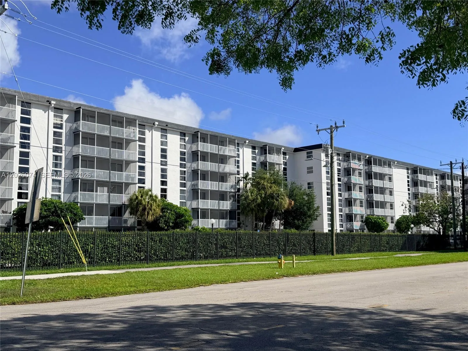 Foto de propiedad en 16851 NE 23rd Avenue B601, North Miami Beach, FL 33160 North Miami Beach con MLS# 
